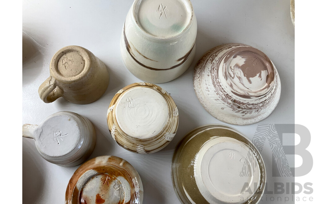 Roma Rubensohn (1927-2025) Collection of Studio Pottery Collection in Beige Brown Tones - Lot of 14