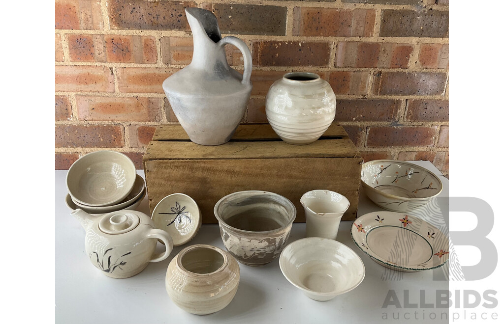 Roma Rubensohn (1927-2025) Collection of Studio Pottery Collection in Beige Brown Tones - Lot of 13