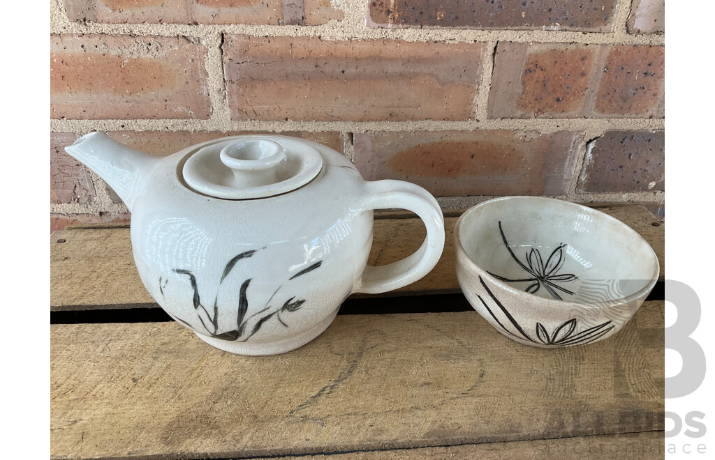 Roma Rubensohn (1927-2025) Collection of Studio Pottery Collection in Beige Brown Tones - Lot of 13