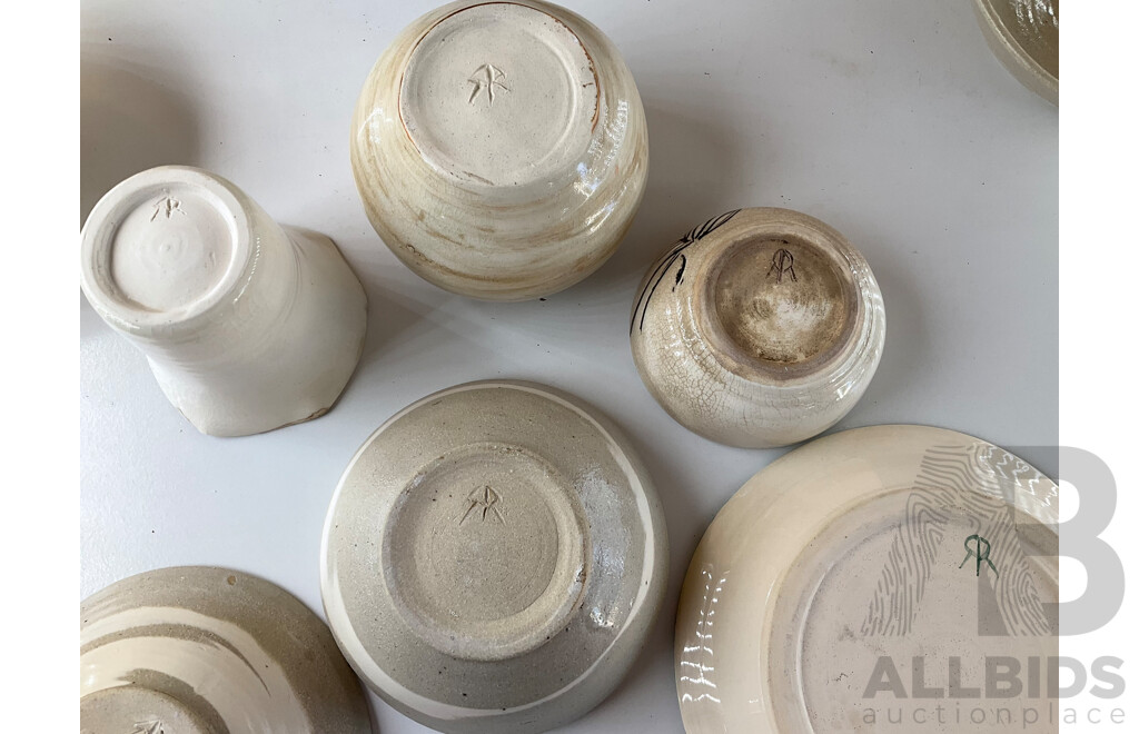 Roma Rubensohn (1927-2025) Collection of Studio Pottery Collection in Beige Brown Tones - Lot of 13
