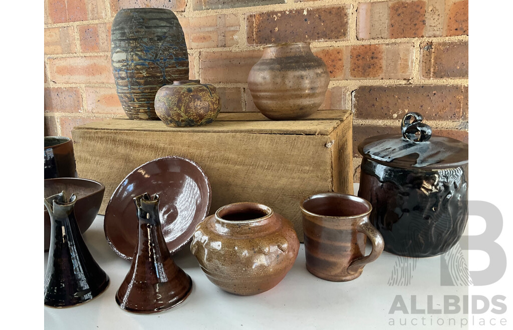 Roma Rubensohn (1927-2025) Collection of Studio Pottery Collection in Brown Blue Tones - Lot of 11
