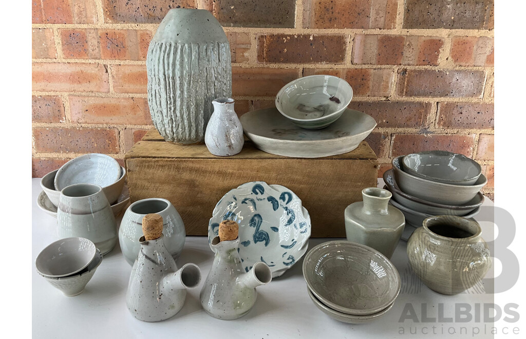 Roma Rubensohn (1927-2025) Collection of Studio Pottery Collection in Beige Tones - Lot of 23