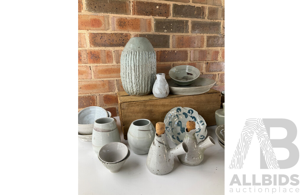 Roma Rubensohn (1927-2025) Collection of Studio Pottery Collection in Beige Tones - Lot of 23