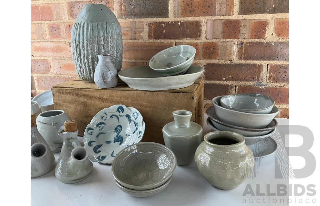 Roma Rubensohn (1927-2025) Collection of Studio Pottery Collection in Beige Tones - Lot of 23