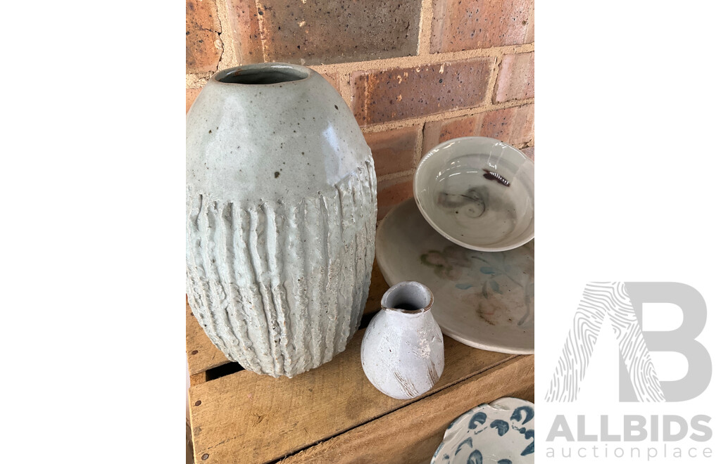 Roma Rubensohn (1927-2025) Collection of Studio Pottery Collection in Beige Tones - Lot of 23
