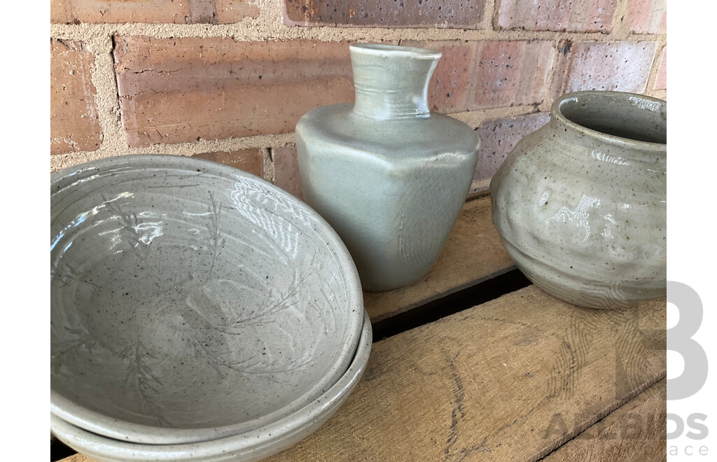 Roma Rubensohn (1927-2025) Collection of Studio Pottery Collection in Beige Tones - Lot of 23