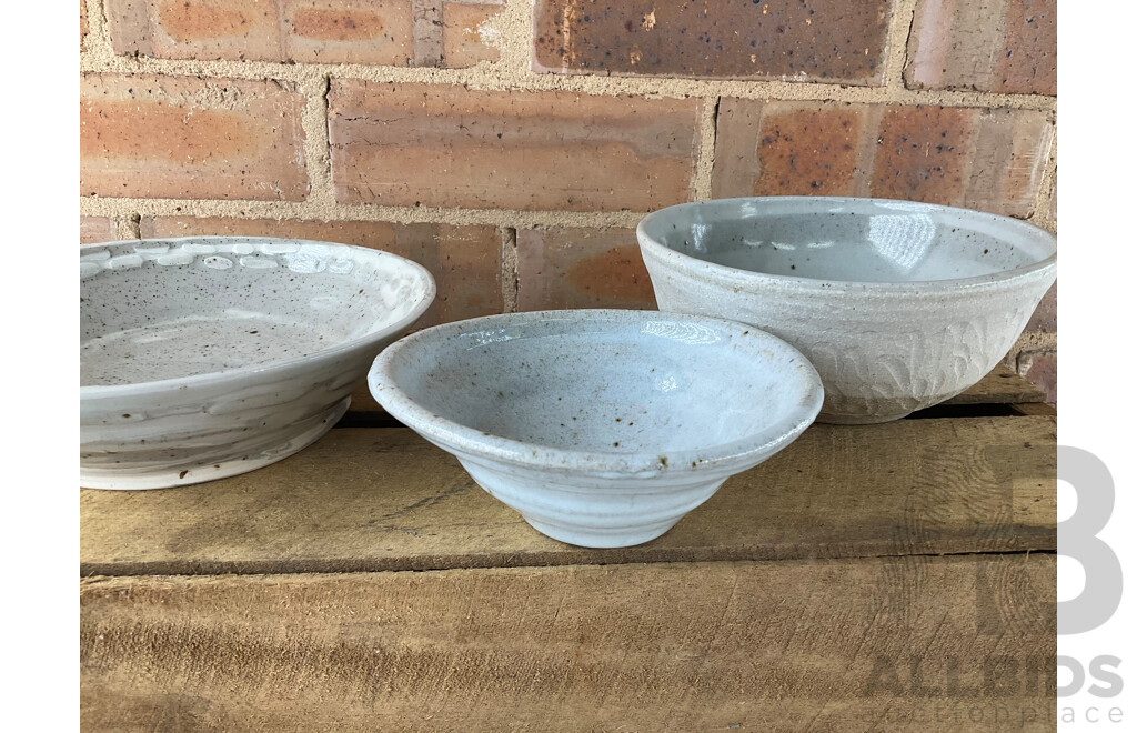 Roma Rubensohn (1927-2025) Collection of Studio Pottery Collection in Beige Tones - Lot of 23