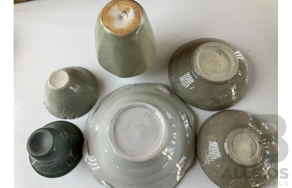 Roma Rubensohn (1927-2025) Collection of Studio Pottery Collection in Beige Tones - Lot of 23