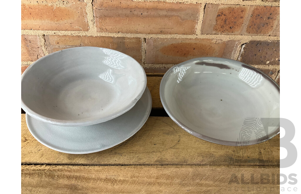 Roma Rubensohn (1927-2025) Collection of Studio Pottery Collection in Beige Tones - Lot of 23