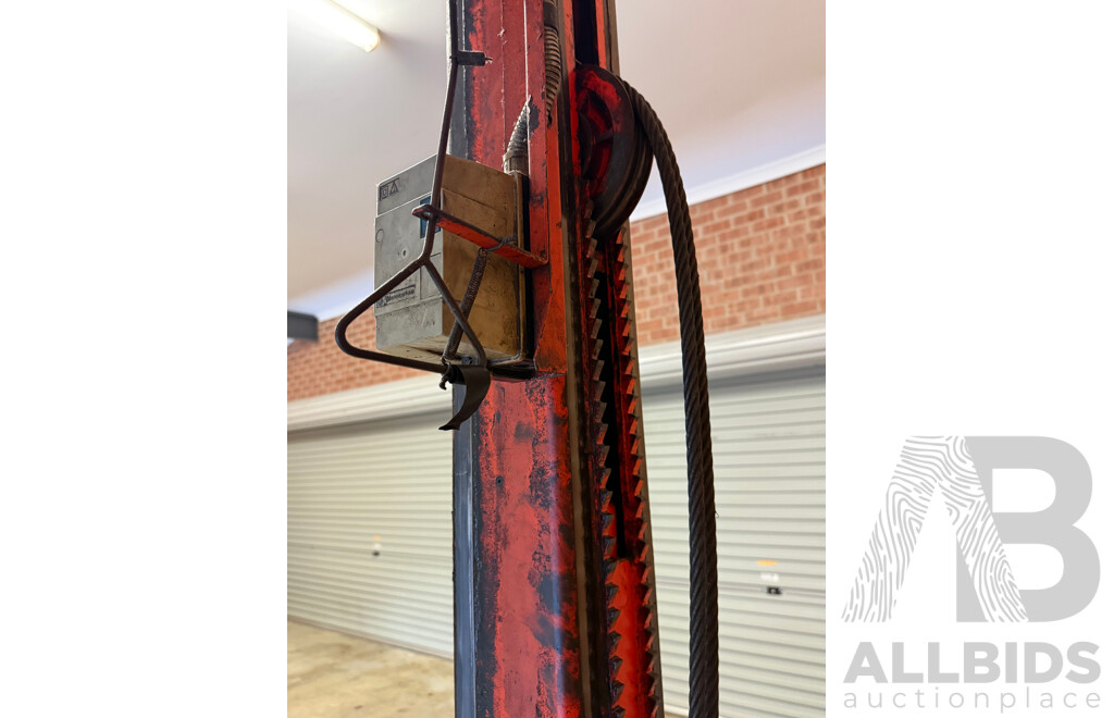 2500kg Two Post Car Hoist
