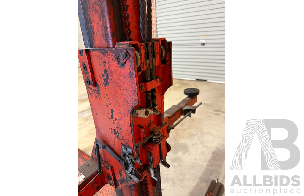2500kg Two Post Car Hoist
