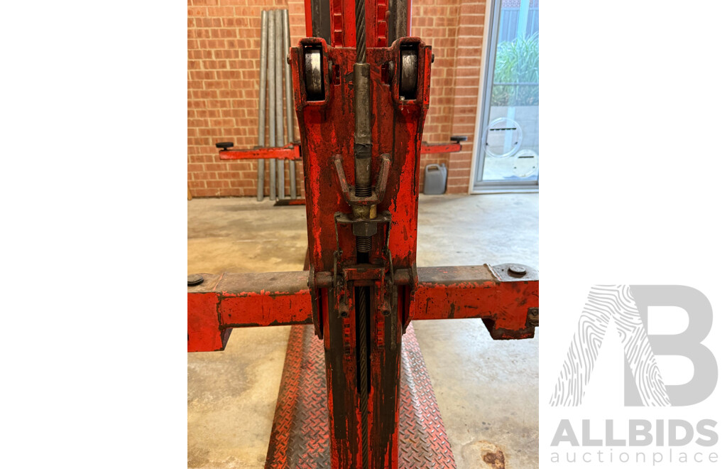 2500kg Two Post Car Hoist