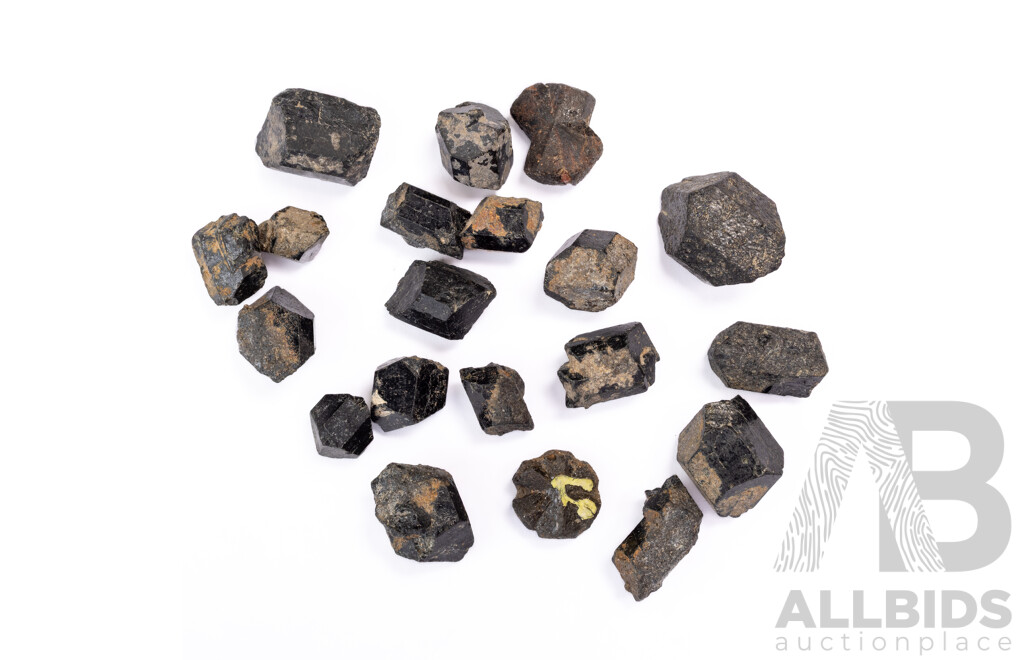 Black Garnet (20) Uncut Natural Gemstones, 48.90ct