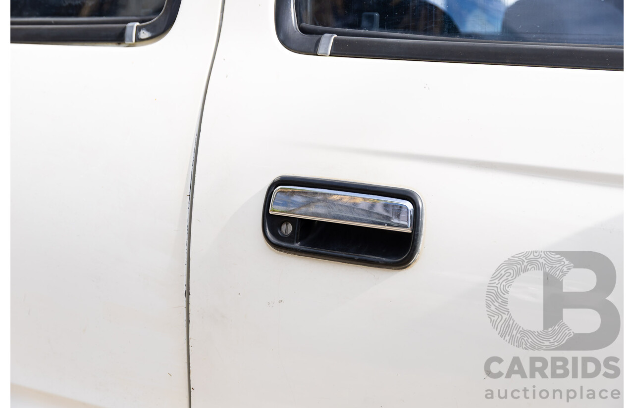 8/2003 Toyota Hilux SR5 (4x4) VZN167R Dual Cab P/Up Vanilla White V6 3.4L
