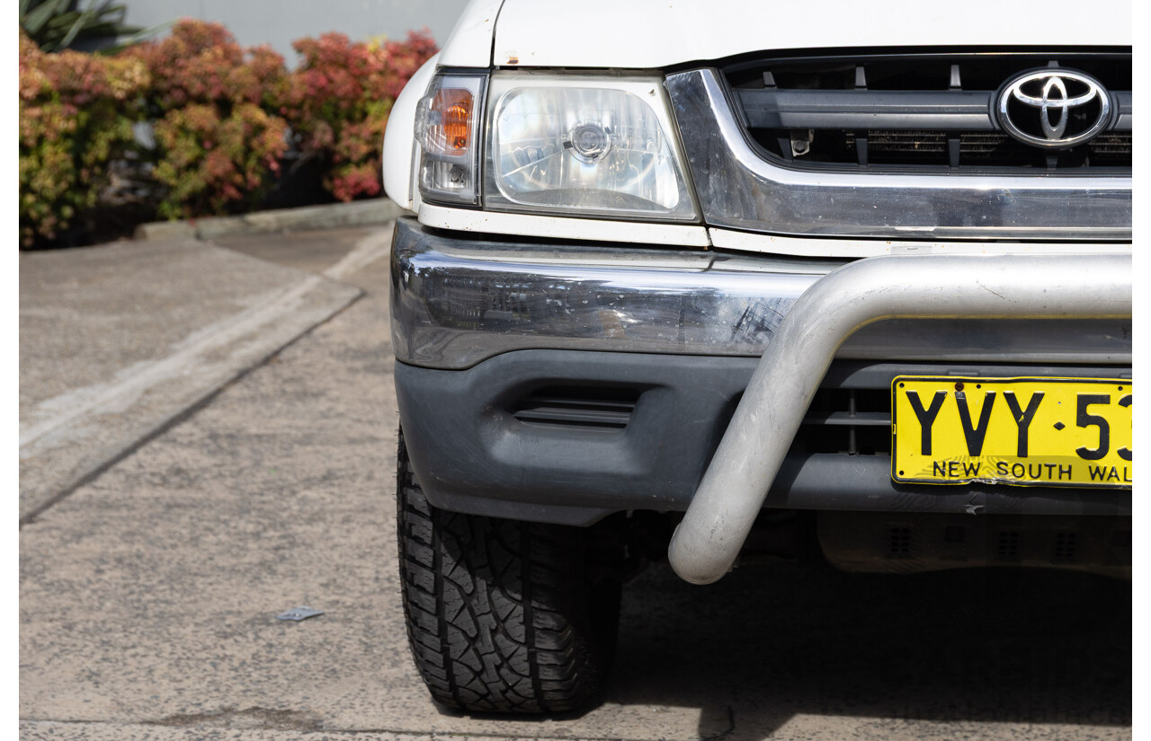 8/2003 Toyota Hilux SR5 (4x4) VZN167R Dual Cab P/Up Vanilla White V6 3.4L