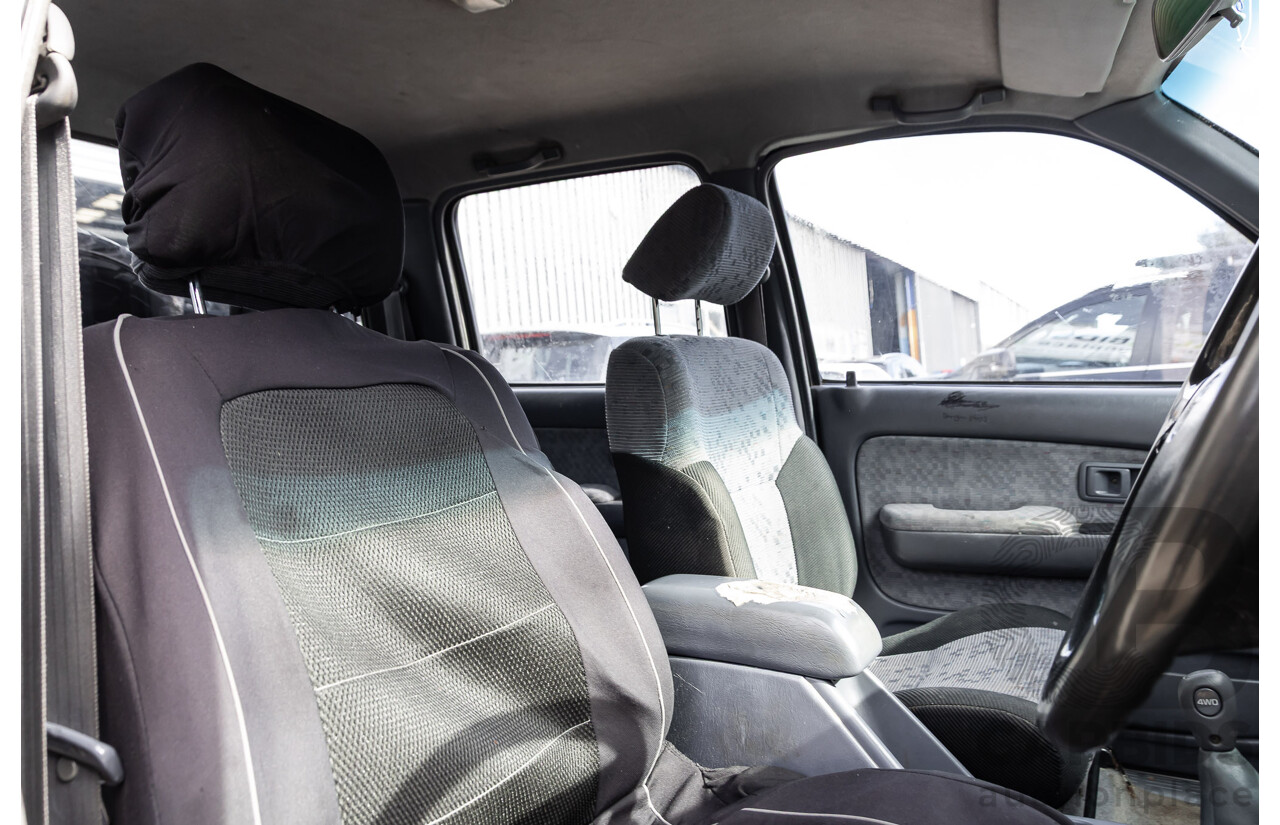 8/2003 Toyota Hilux SR5 (4x4) VZN167R Dual Cab P/Up Vanilla White V6 3.4L