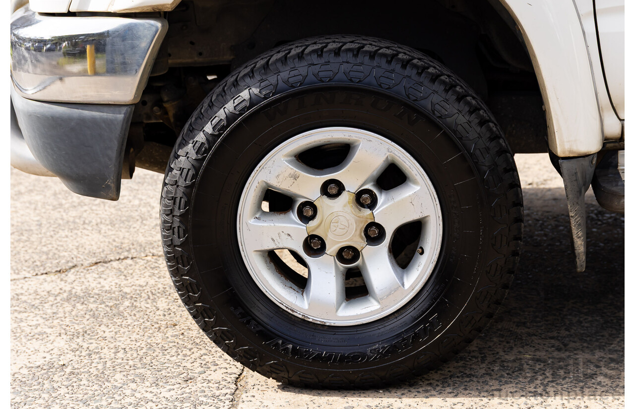 8/2003 Toyota Hilux SR5 (4x4) VZN167R Dual Cab P/Up Vanilla White V6 3.4L