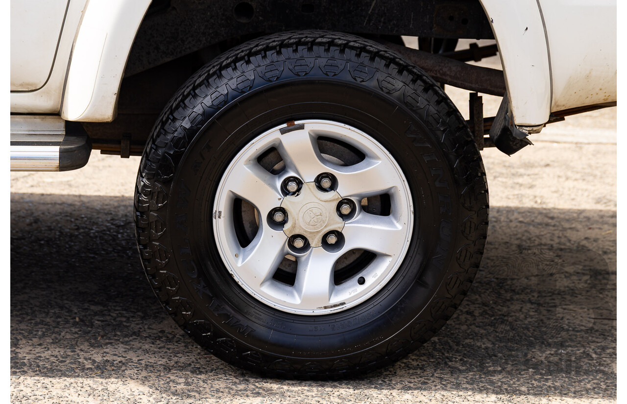 8/2003 Toyota Hilux SR5 (4x4) VZN167R Dual Cab P/Up Vanilla White V6 3.4L