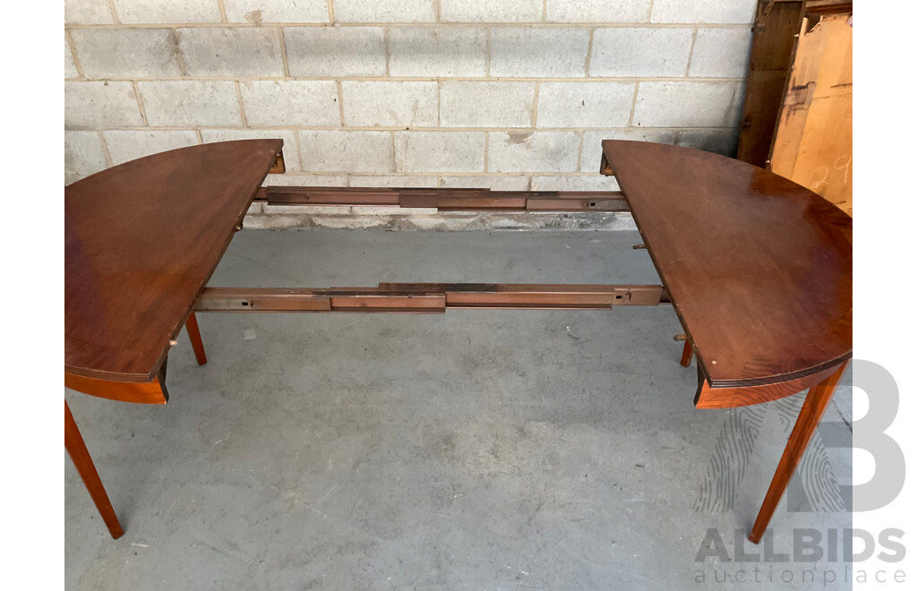 Circular 2 Leaf Extendable Dining Table
