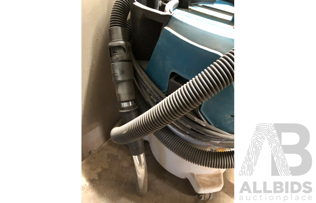 Makita VC3012M 30 Litre Wet and Dry Dust Extraction Vacuum Cleaner