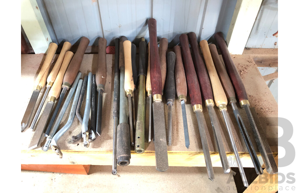 Nova DVR 3000 Woodworking Lathe and Accessories