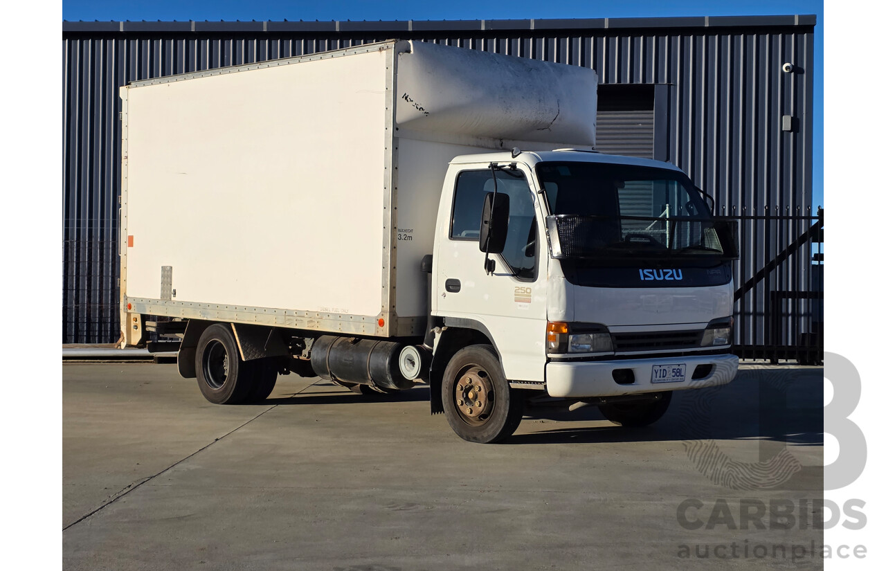 05/2004 Isuzu NPR 250 Medium Pantech  Turbo Diesel 4.7L