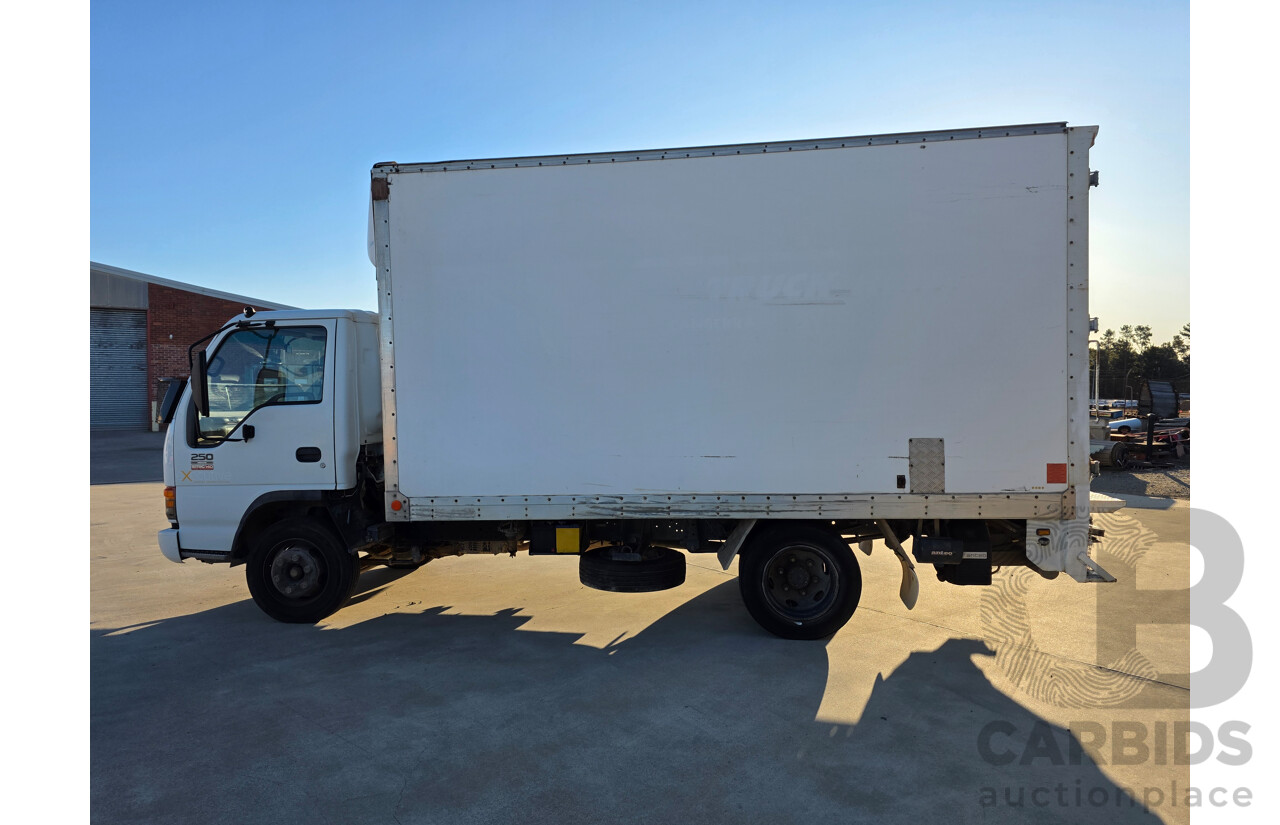 05/2004 Isuzu NPR 250 Medium Pantech  Turbo Diesel 4.7L