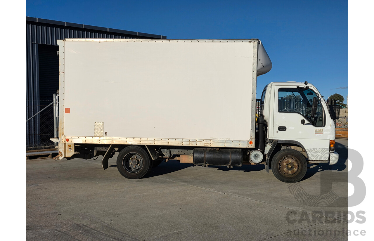05/2004 Isuzu NPR 250 Medium Pantech  Turbo Diesel 4.7L