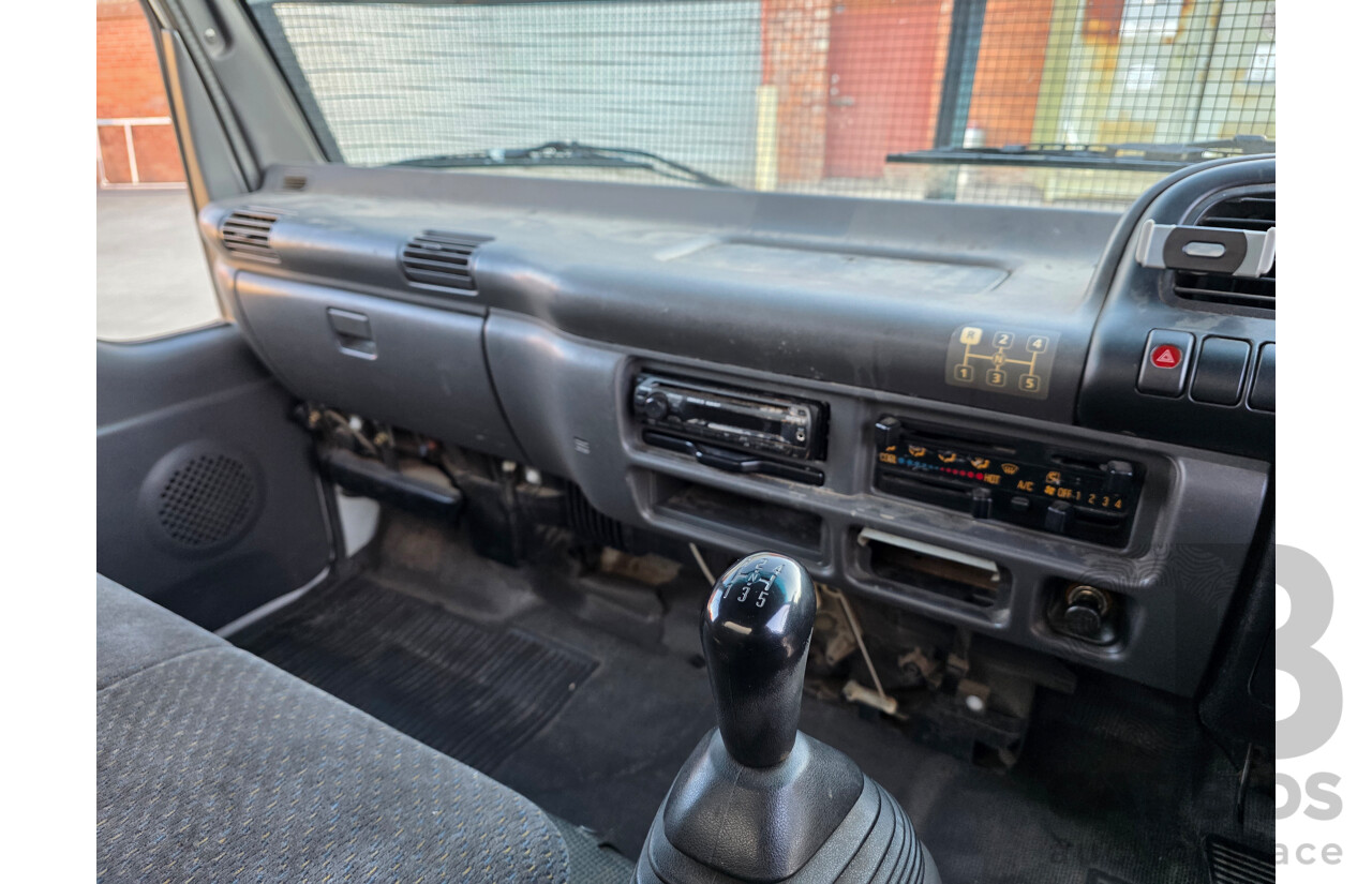 05/2004 Isuzu NPR 250 Medium Pantech  Turbo Diesel 4.7L