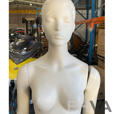 3x Female Mannequin