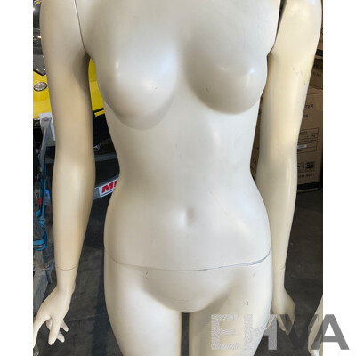 3x Female Mannequin