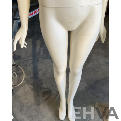 3x Female Mannequin