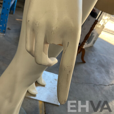 3x Female Mannequin