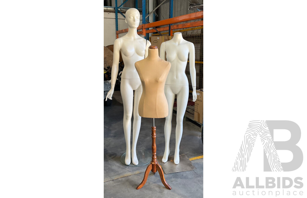 3x Female Mannequin