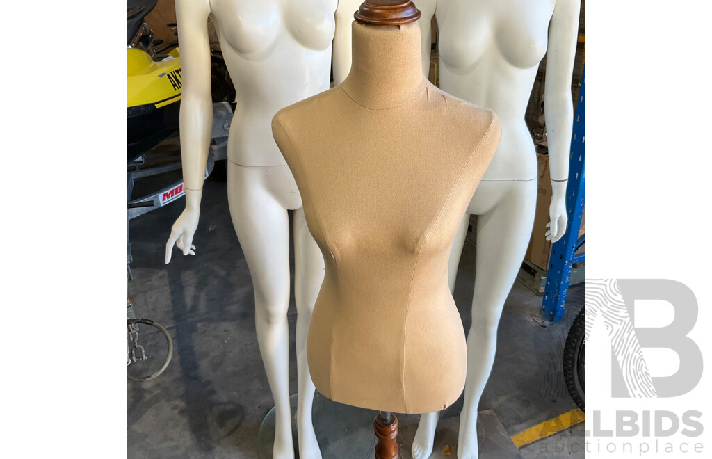 3x Female Mannequin