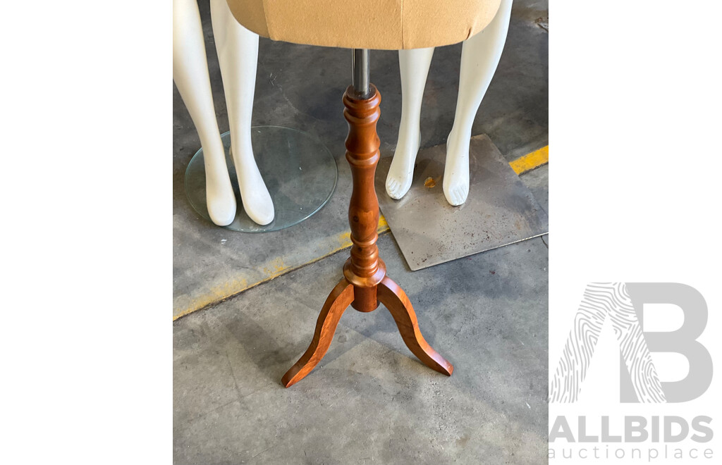 3x Female Mannequin
