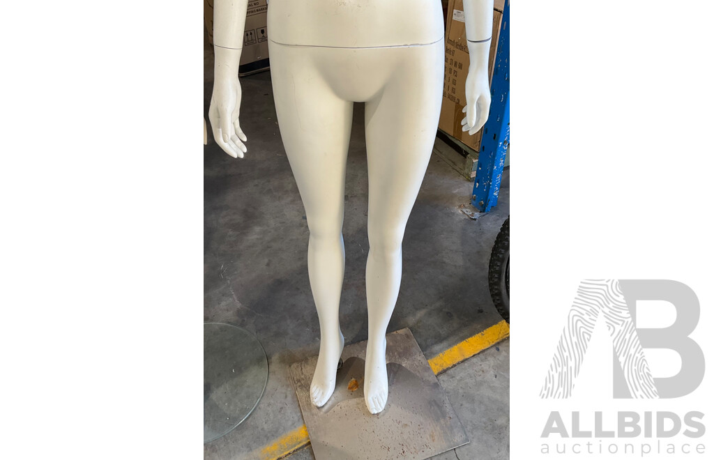 3x Female Mannequin