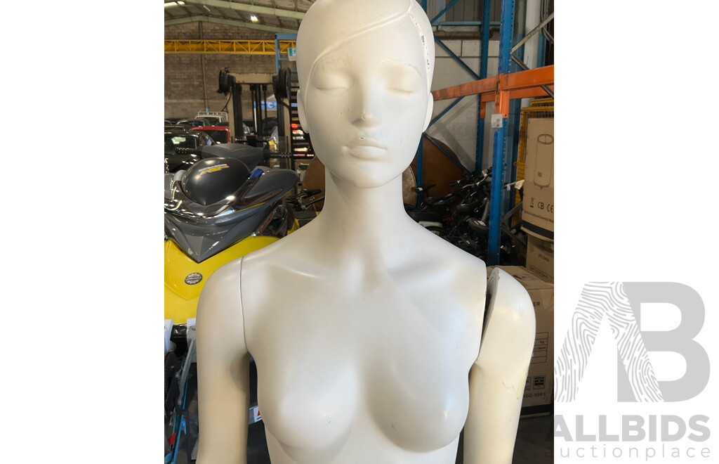 3x Female Mannequin