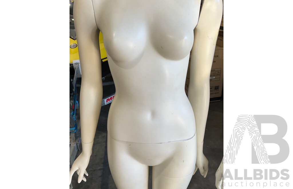 3x Female Mannequin