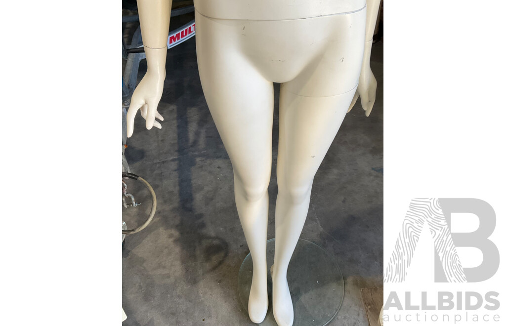 3x Female Mannequin