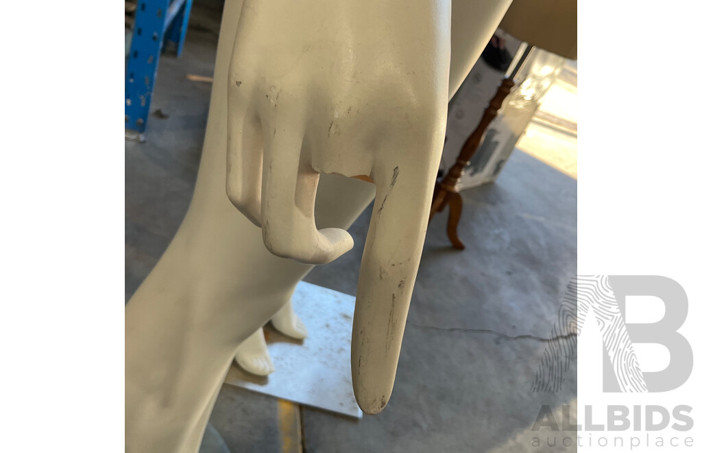 3x Female Mannequin