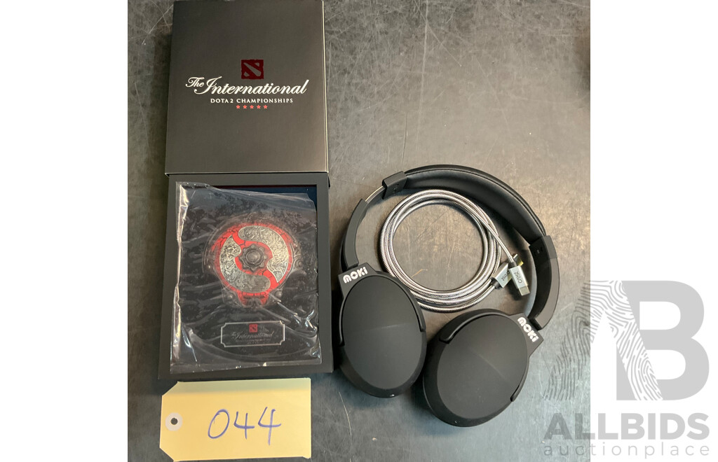 2022 the International DOTA 2 Championships Collector's Aegis & Moki Headphones & Crest USB Cable - Lot of 3