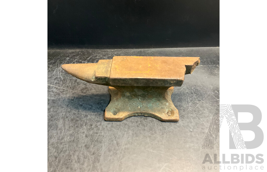 2x Vintage Dawn Engineers Vice & 2x Vintage Anvil - Lot of 4