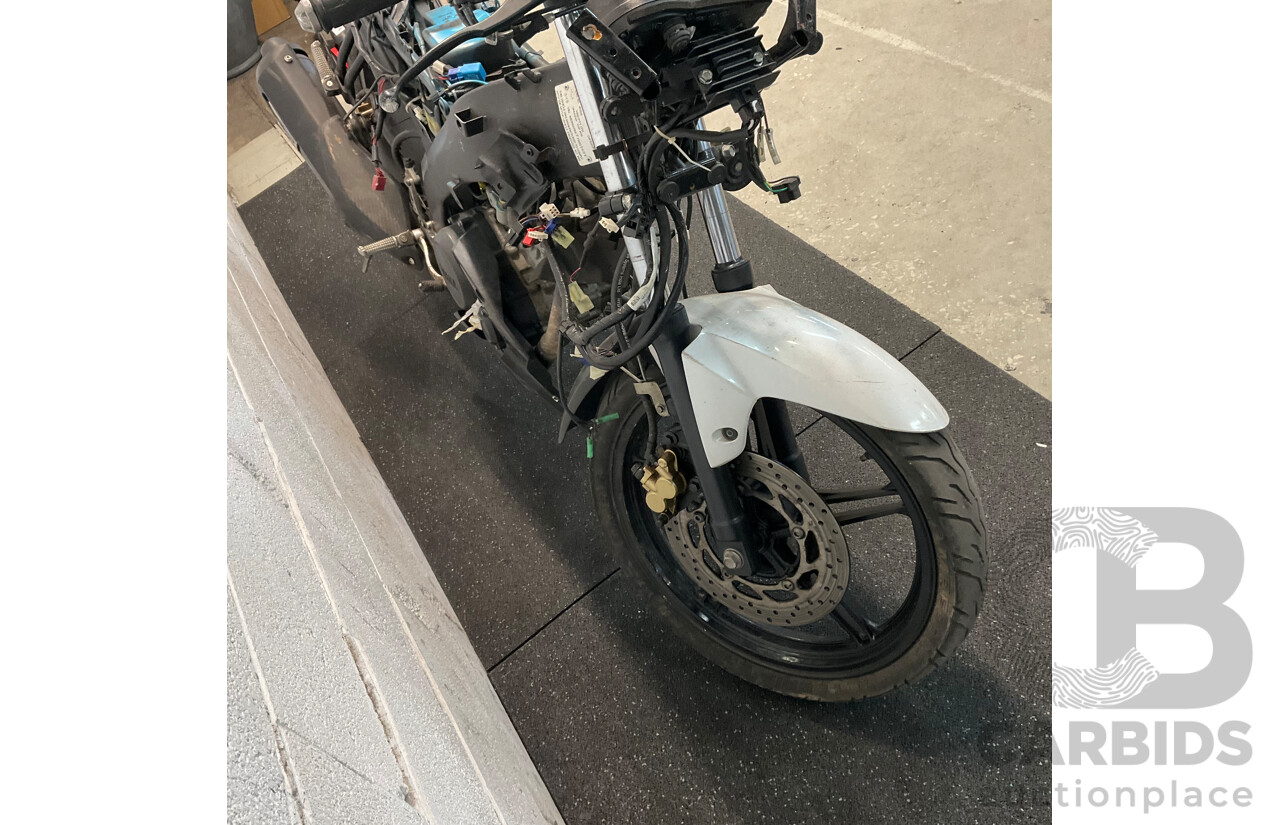 03/2015 Yamaha YZF-R15 Motocycle - Stripped - Parts Bike