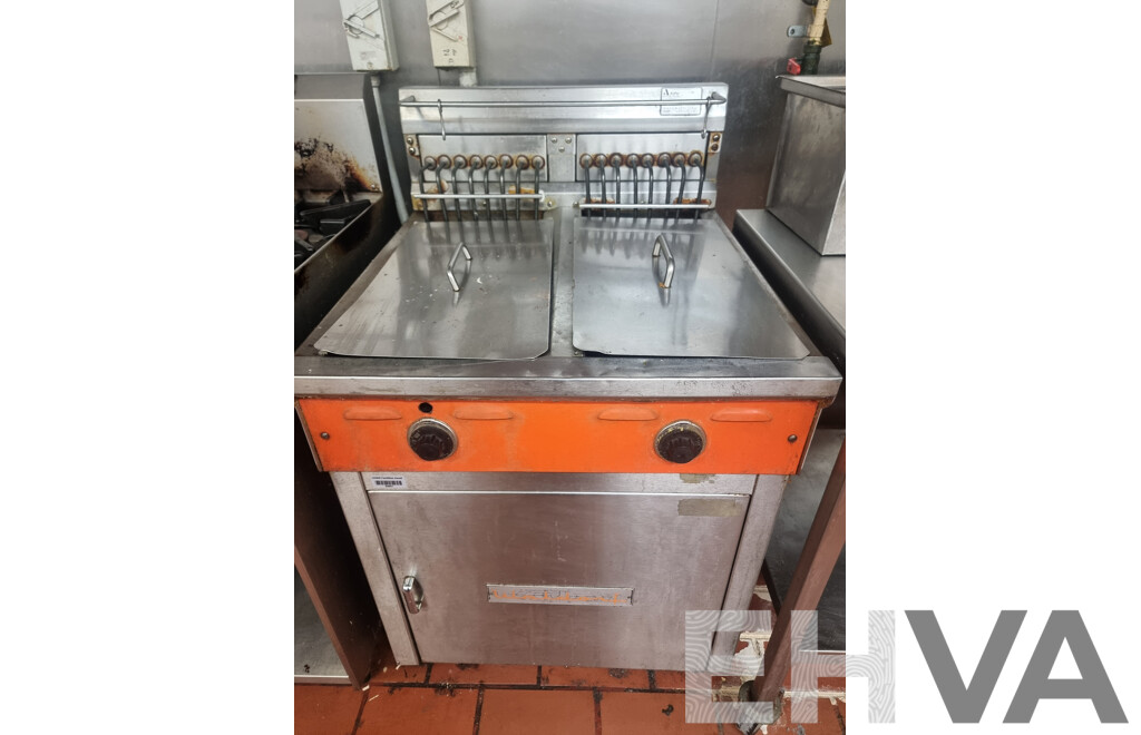 Waldorf by Moffat Double Electric Deep Fryer with Fryer Baskets & Lids to Cover