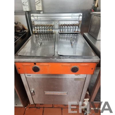 Waldorf by Moffat Double Electric Deep Fryer with Fryer Baskets & Lids to Cover
