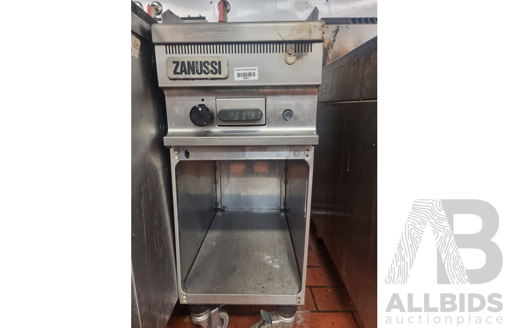 Zanussi Commercial Gas Chargrill with Storage Shelf Underneath