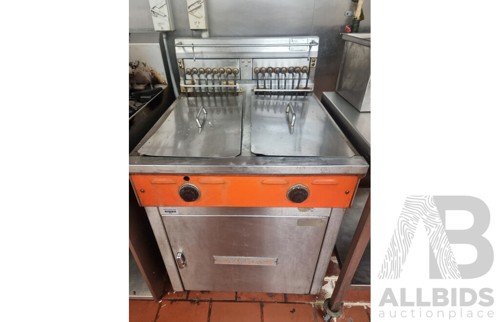 Waldorf by Moffat Double Electric Deep Fryer with Fryer Baskets & Lids to Cover