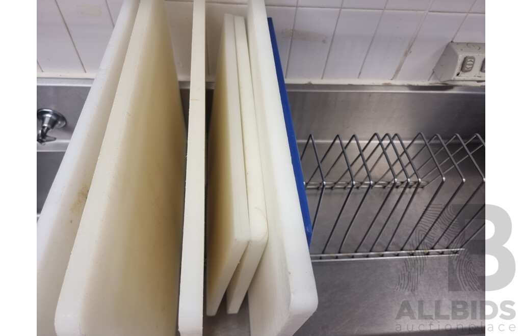 8 Chopping Boards & 1 Chopping Board Stand ETC