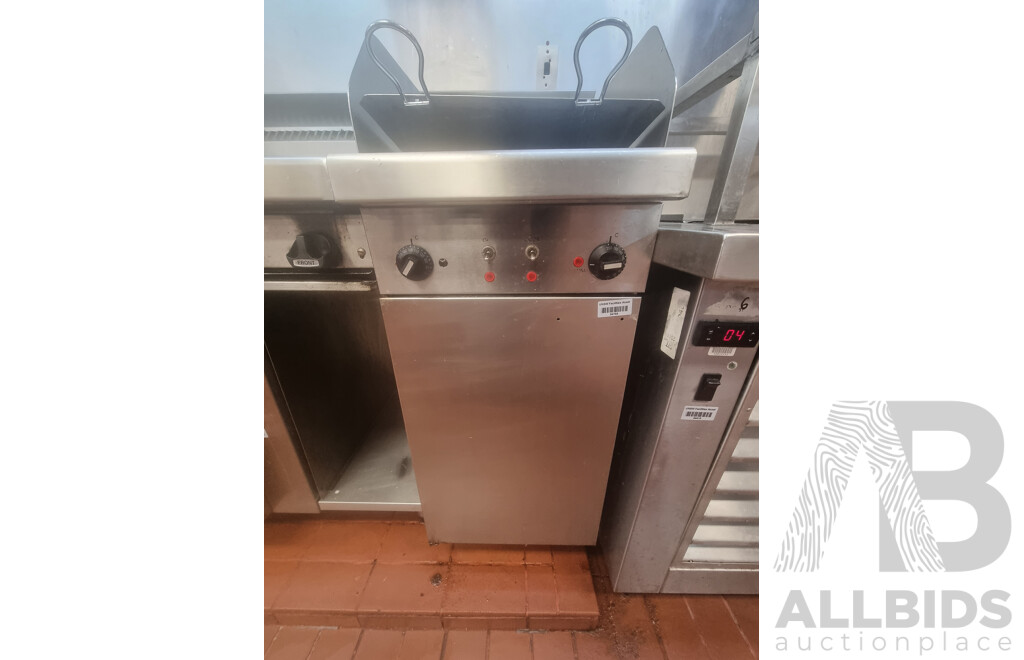 Sterlec by Moffat Commercial Electric Deep Fryer with Cover & Fryer Baskets